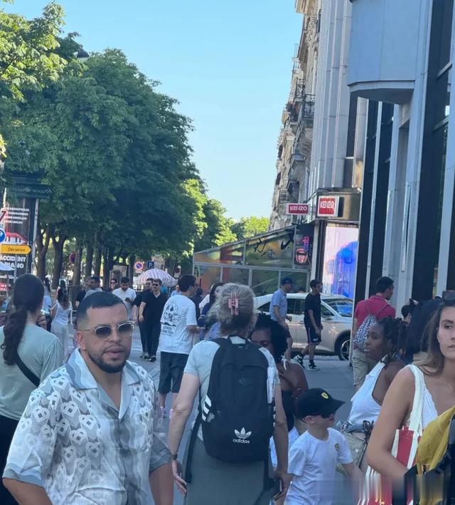 王思聪和女友懒懒巴黎逛街，穿粉色LV情侣鞋，挽手揽肩行走好甜蜜