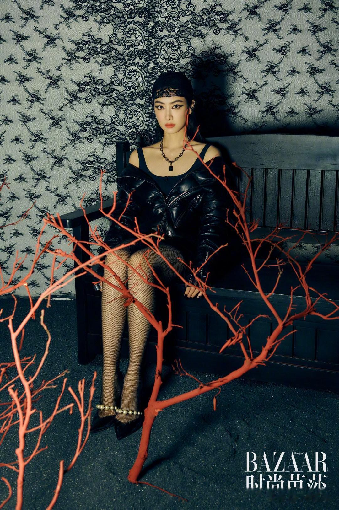 宋茜｜五登芭莎封面，暗黑风格丝袜穿搭，冷酷感满满