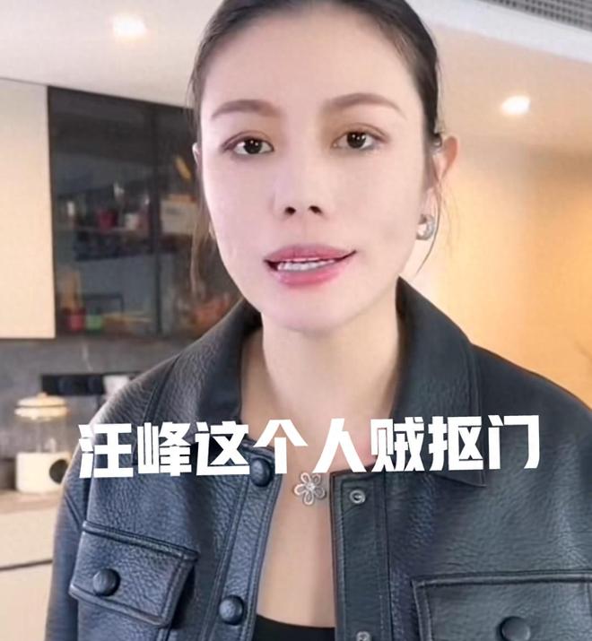 汪峰大女儿恋爱了，20岁小苹果和男友海边甜蜜拥抱！颜值像葛荟婕