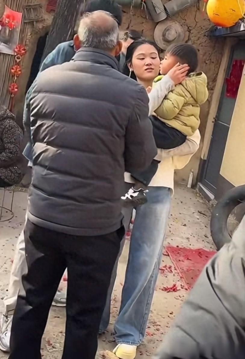 朱小伟陈萌带孩子参加姐姐雪梅的婚礼！小伟瘦点了，和媳妇挺般配