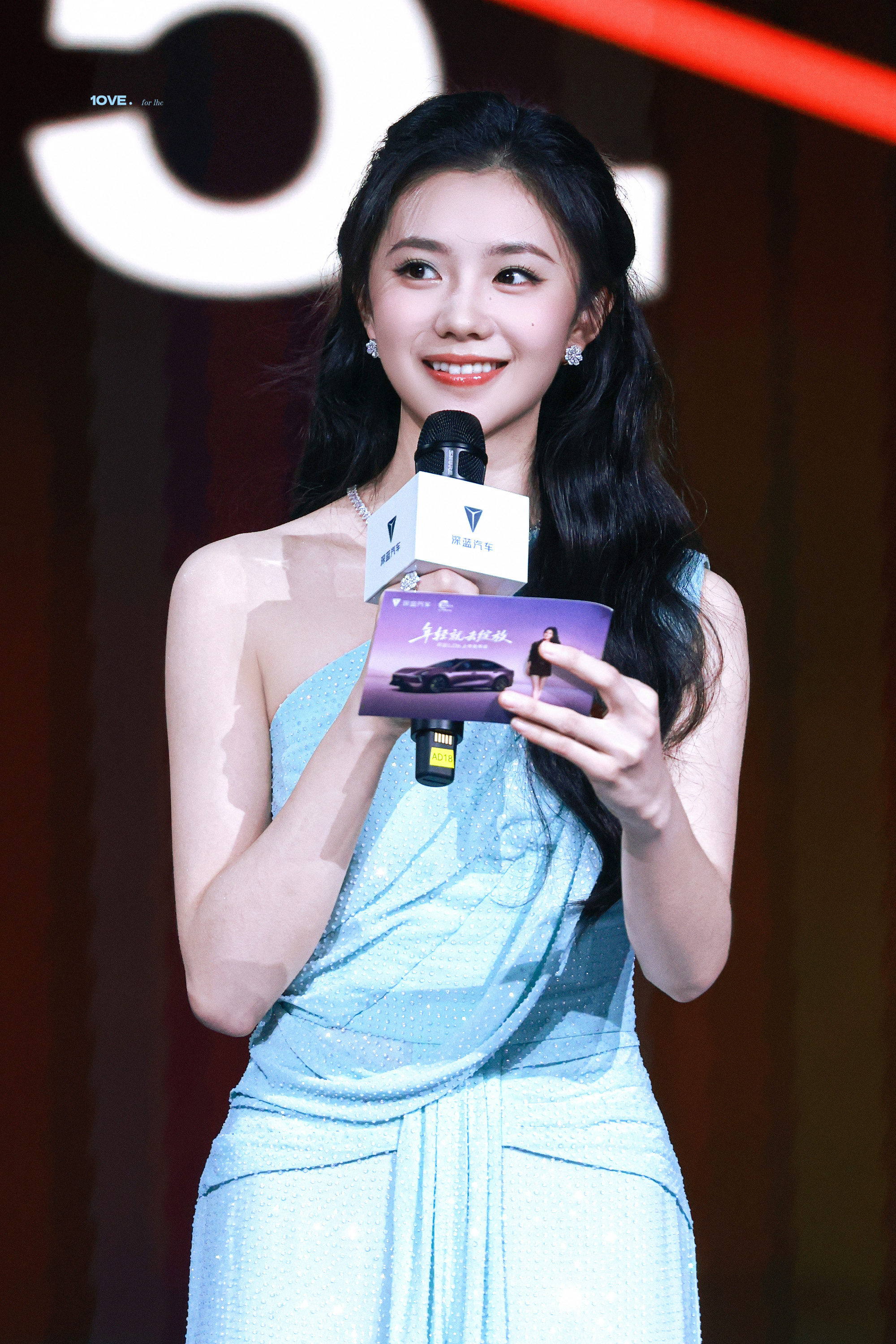 刘浩存水蓝闪钻裙出席活动,清冷贵气美成全场焦点