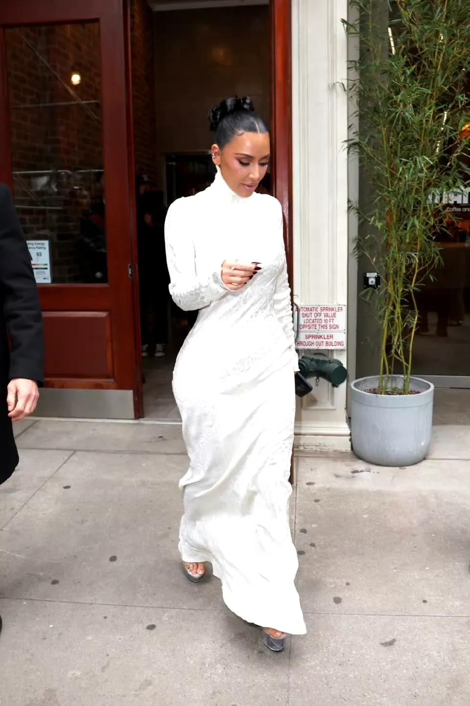 Kim Kardashian 金卡戴珊在纽约，裹身长裙展示曲线 ???