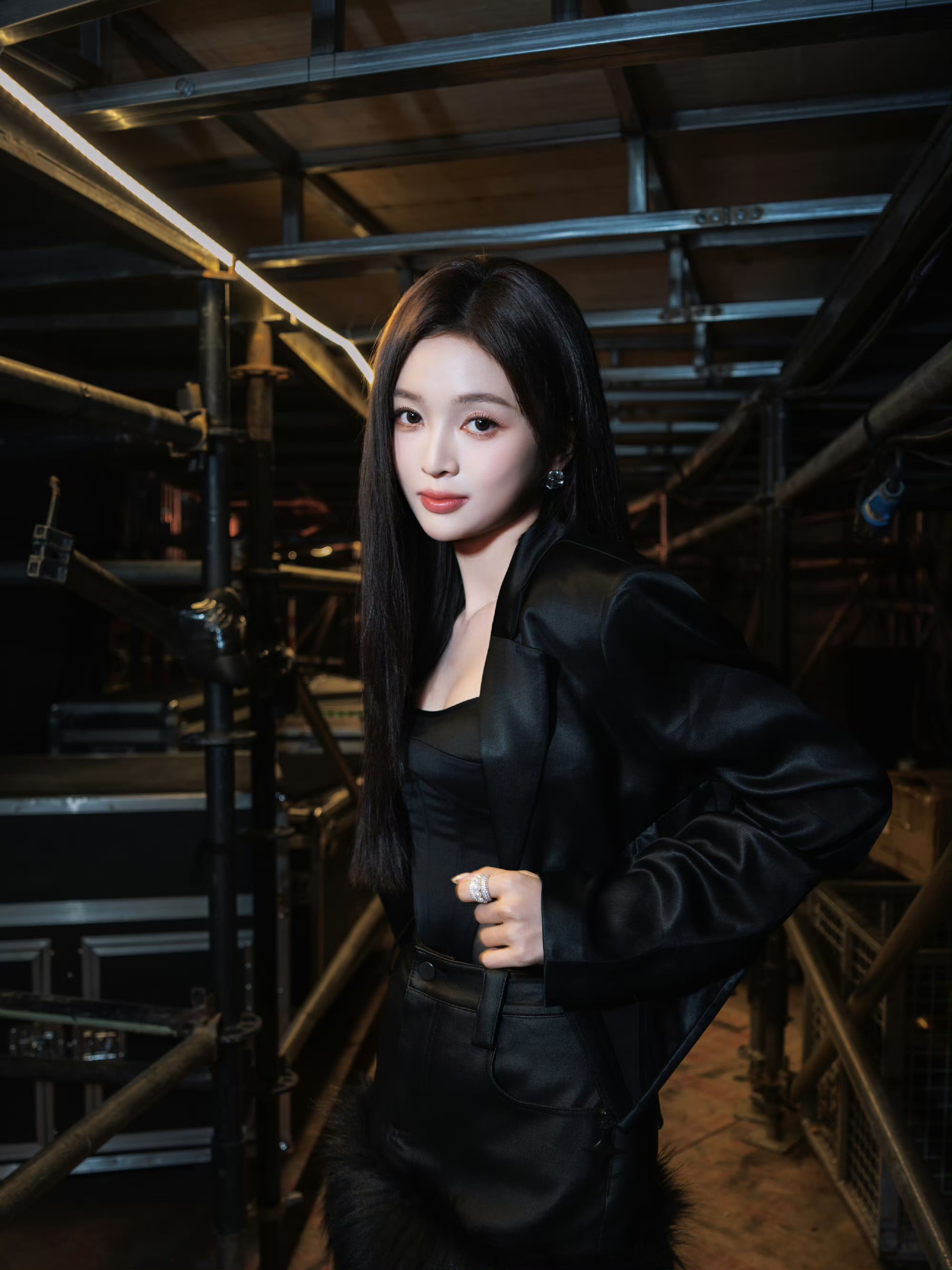 吴宣仪纯黑系列