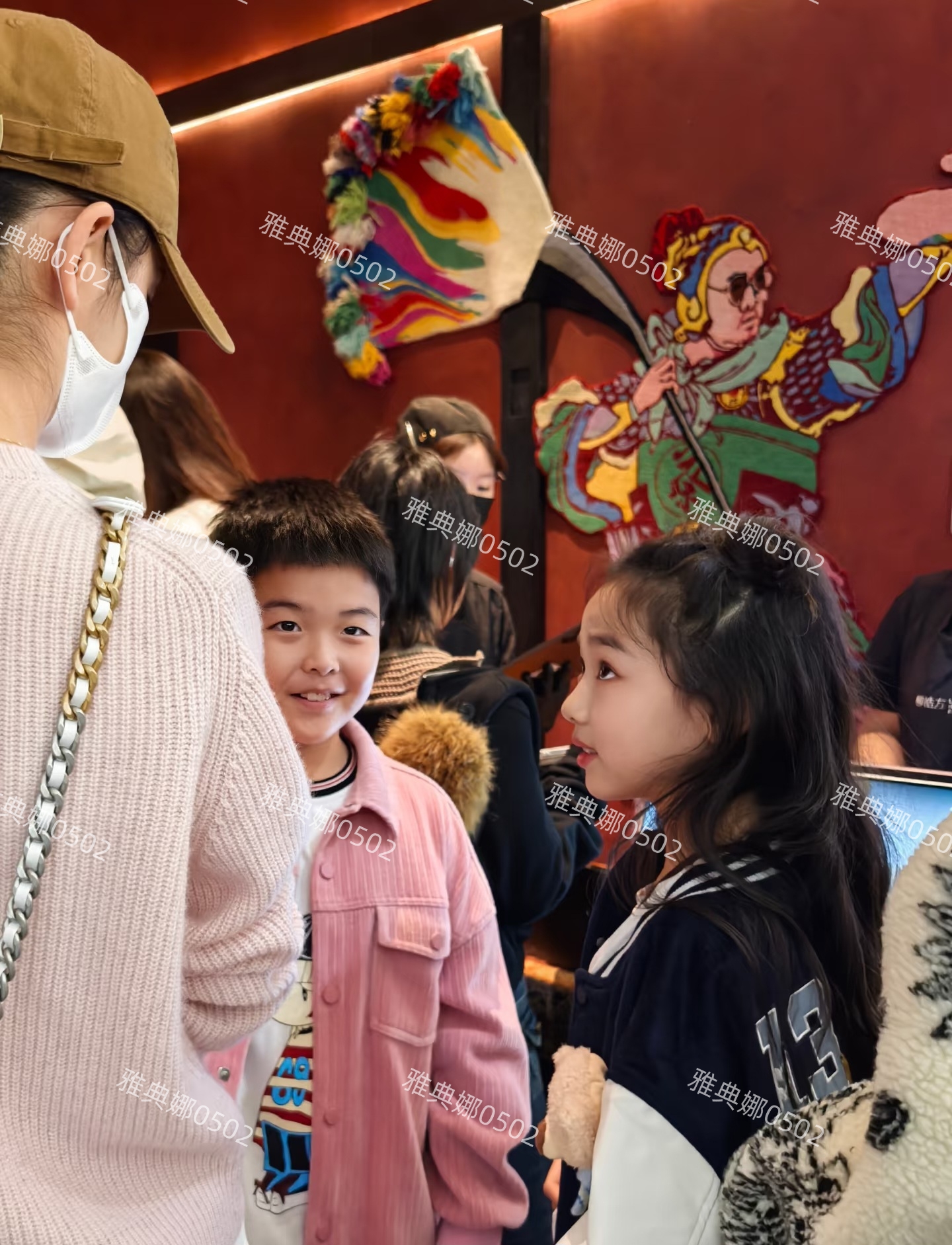 北京朝阳合生汇偶遇董璇和佟丽娅，分别带着女儿小酒窝和儿子朵朵