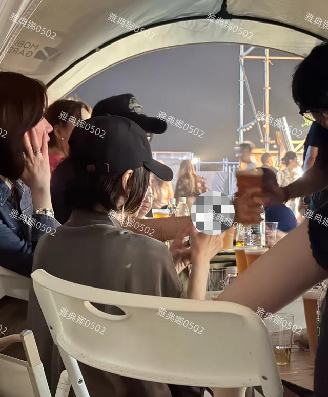 阿那亚偶遇秦岚，身材很好但脸能看出年纪，一看就是40多岁的状态