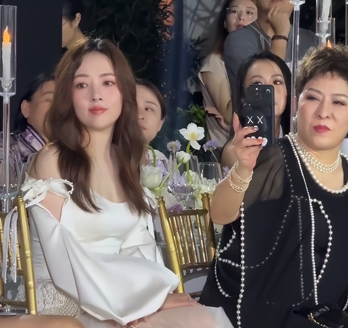 郭碧婷三亚走秀，双目无神被张予曦抢风头，曾曝女儿被同学孤立