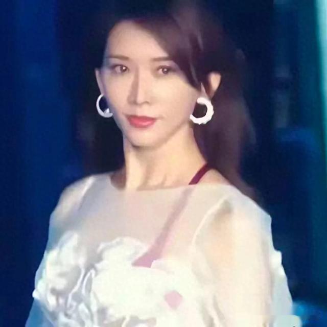 天呐！林志玲畏畏缩缩判若两人，妥妥被日本老公同化变日本媳妇