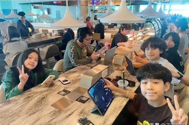 水均益回国了,手拿祖国护照,龙凤胎罕见露面,自信远胜国内少年