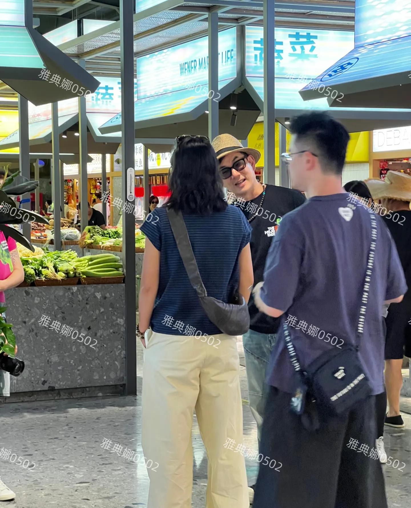 杭州文二菜场偶遇任贤齐和朱丹录综艺，快60岁的任贤齐本人好年轻