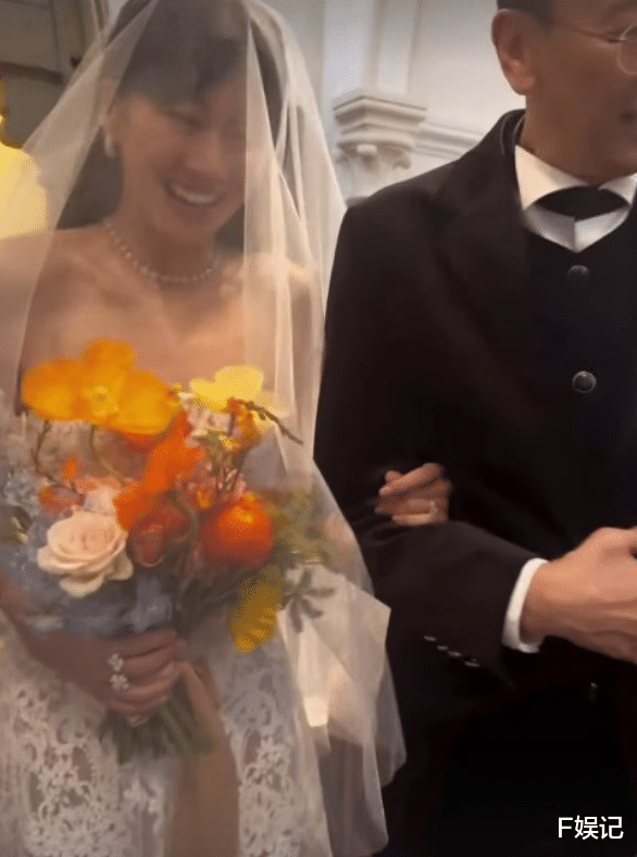70岁港圈金牌主持郑丹瑞大女儿举行婚礼 携女儿走进教堂场面感人