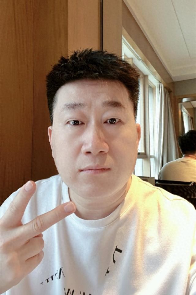 郭德纲做梦没想到，心中这口恶气竟让张鹤伦给出了，侯耀文没说错