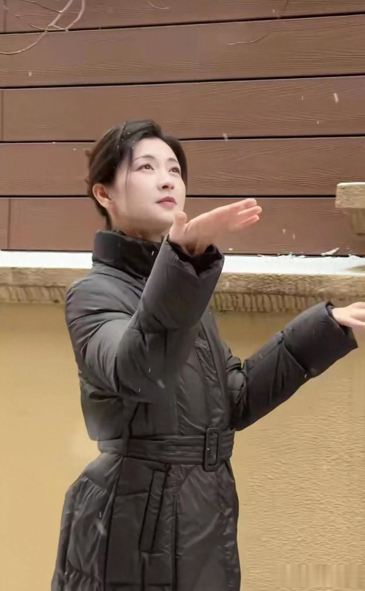 42岁斓曦雪景照,身穿黑色立领羽绒服,网友称该款已是10年旧款