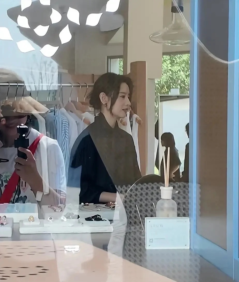 45岁董洁在阿那亚卖衣服，自己当模特，小日子很惬意，越来越美了