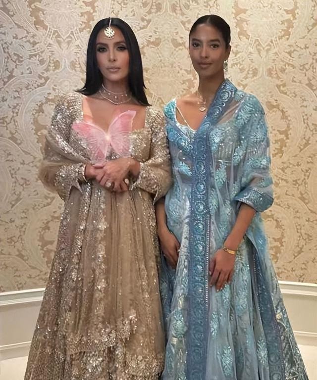 瓦妮莎参加女儿毕业典礼,43岁丰满迷人,手上百万钻戒让人泪目