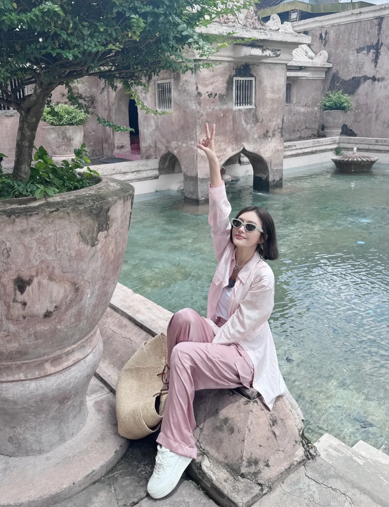 45岁秦岚换了新造型带火一种度假穿法：吊带裙+衬衫，时髦又洋气