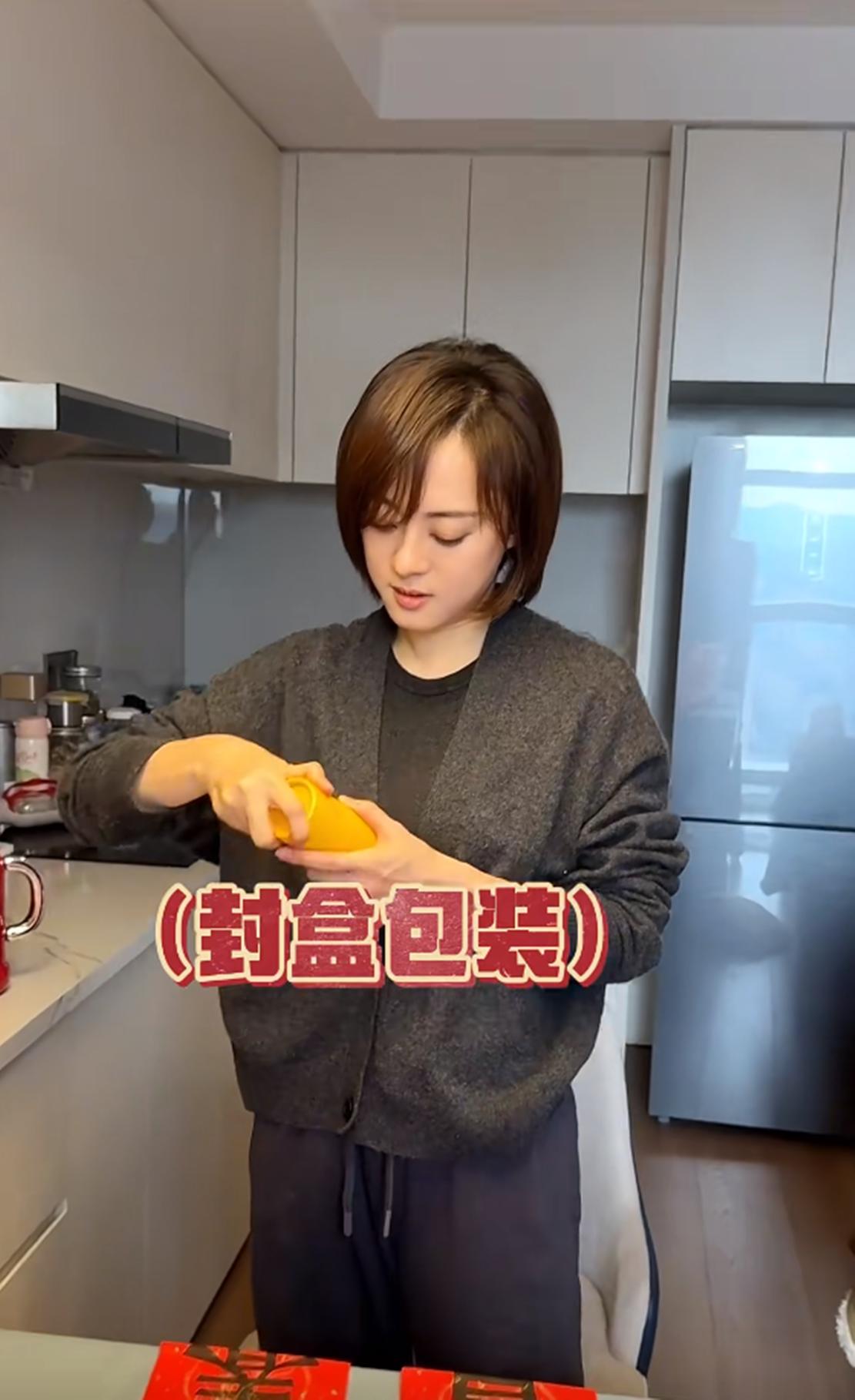 孙俪母女手写春联，小花字写得很有生命感，被夸今后绝对远超妈妈