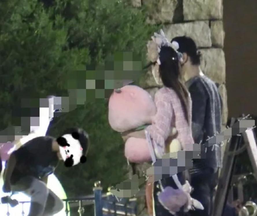 杨颖带娃和黄晓明妈聚餐,生图皮肤白又紧很少女,前婆婆一脸笑意