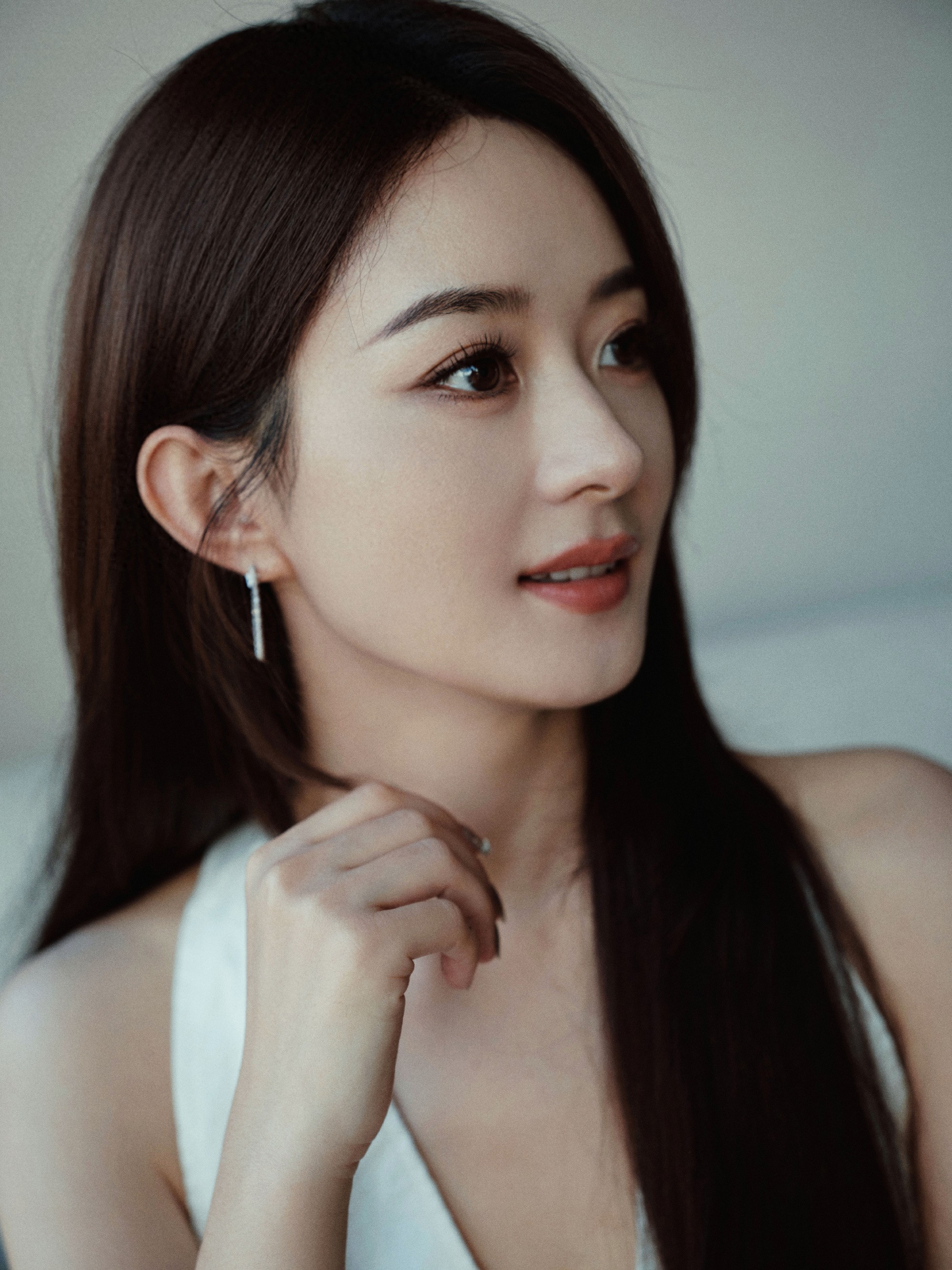 赵丽颖纯白小西装，美得不要不要的