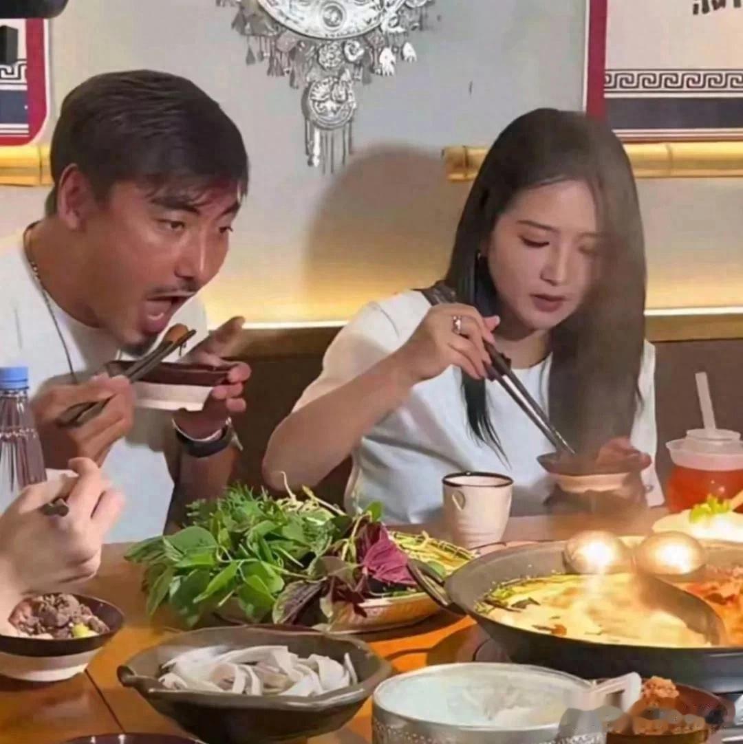 何洁和二婚老公刁磊，吃火锅被拍。怎么黑的油光锃亮，这眼光？