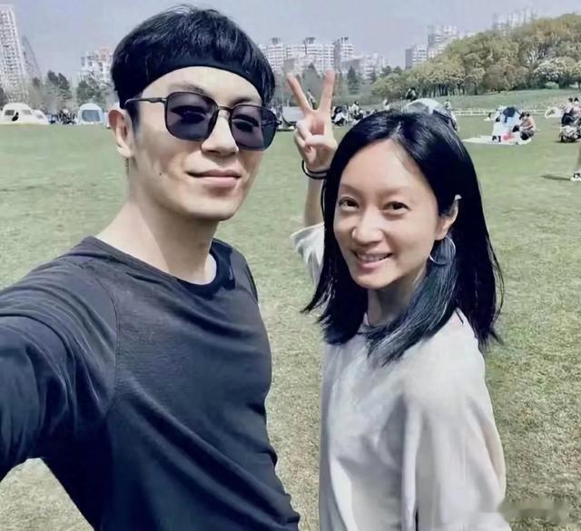 朱亚文带妻云南游！42岁沈佳妮素颜憔悴认不出，夫妻同框反差太大