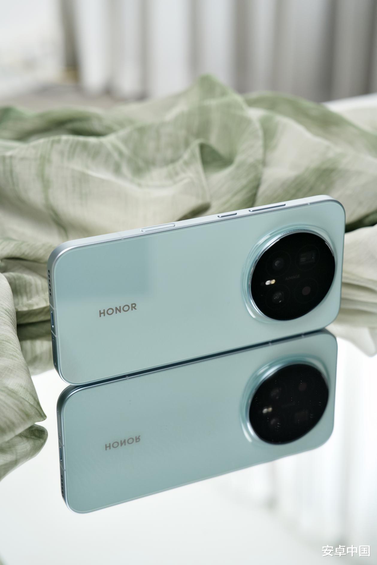 榮耀Magic8圖賞：超絕天青釉，窄邊藏巧思