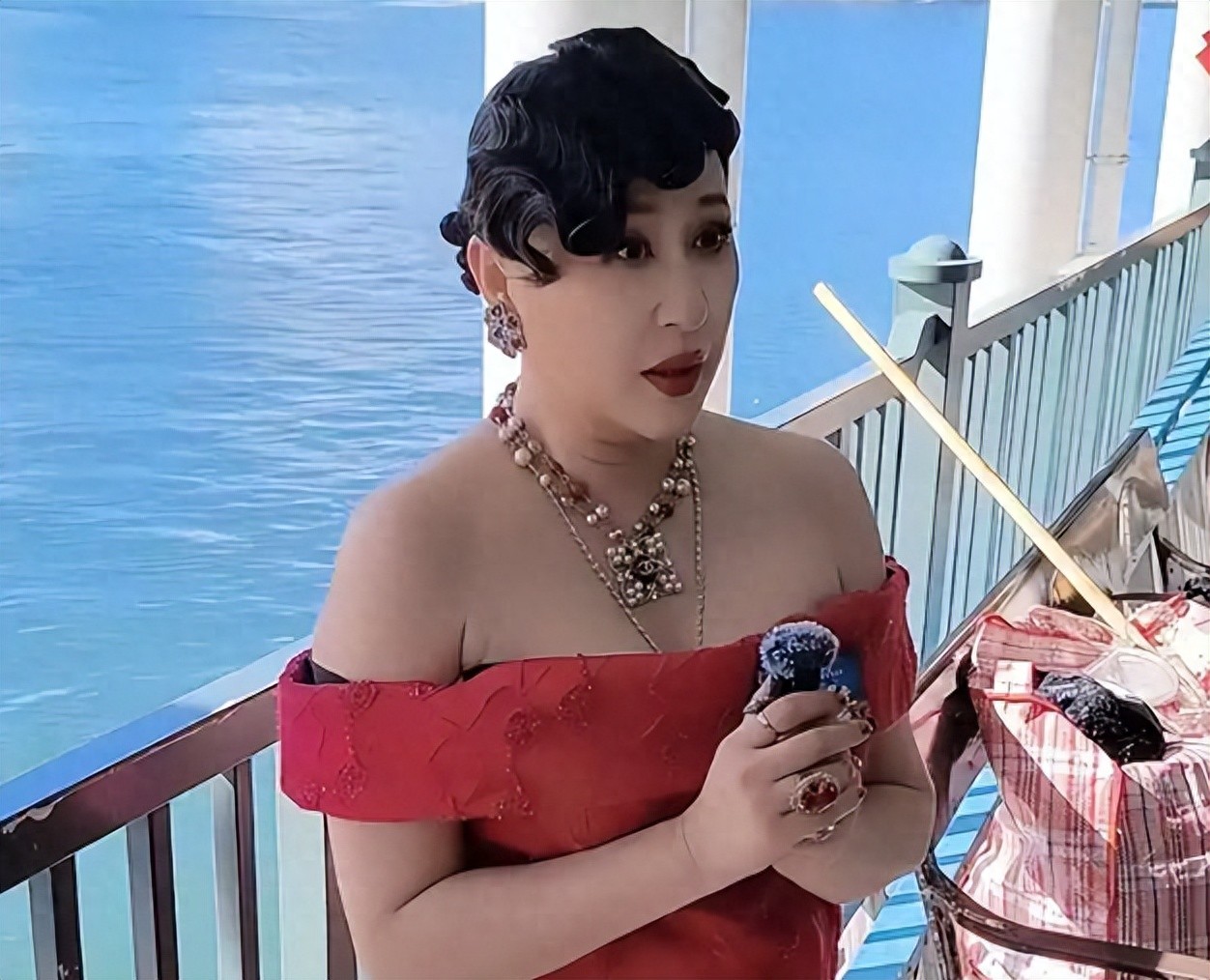 58岁江欣燕街头状态引热议：瘦身妆容变化大，被指撞脸日本政要