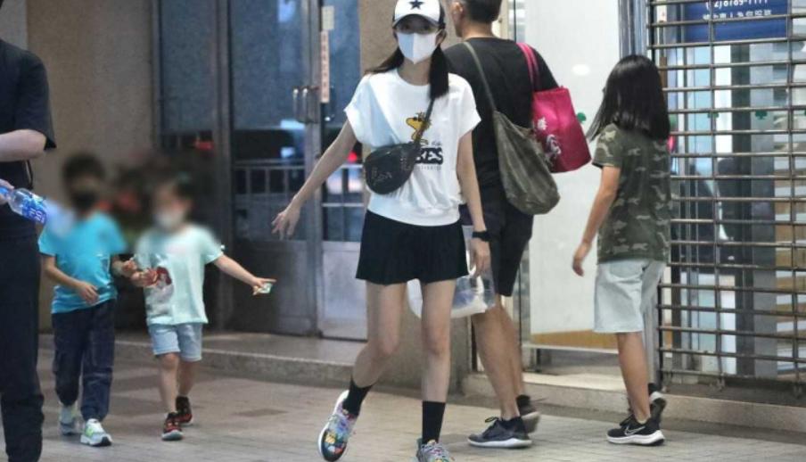 知名女星老公涉赌被抓后近况曝光：带儿女看病，浑身名牌富贵依旧