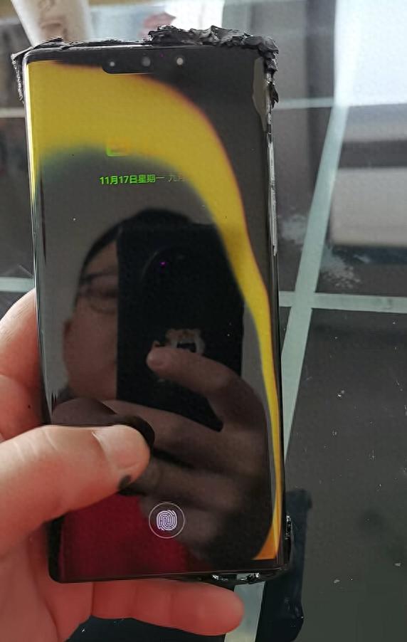 華為Mate 30 RS保時捷設(shè)計遭火燒仍能正常運(yùn)行，網(wǎng)友驚嘆“戰(zhàn)損版”質(zhì)量過硬