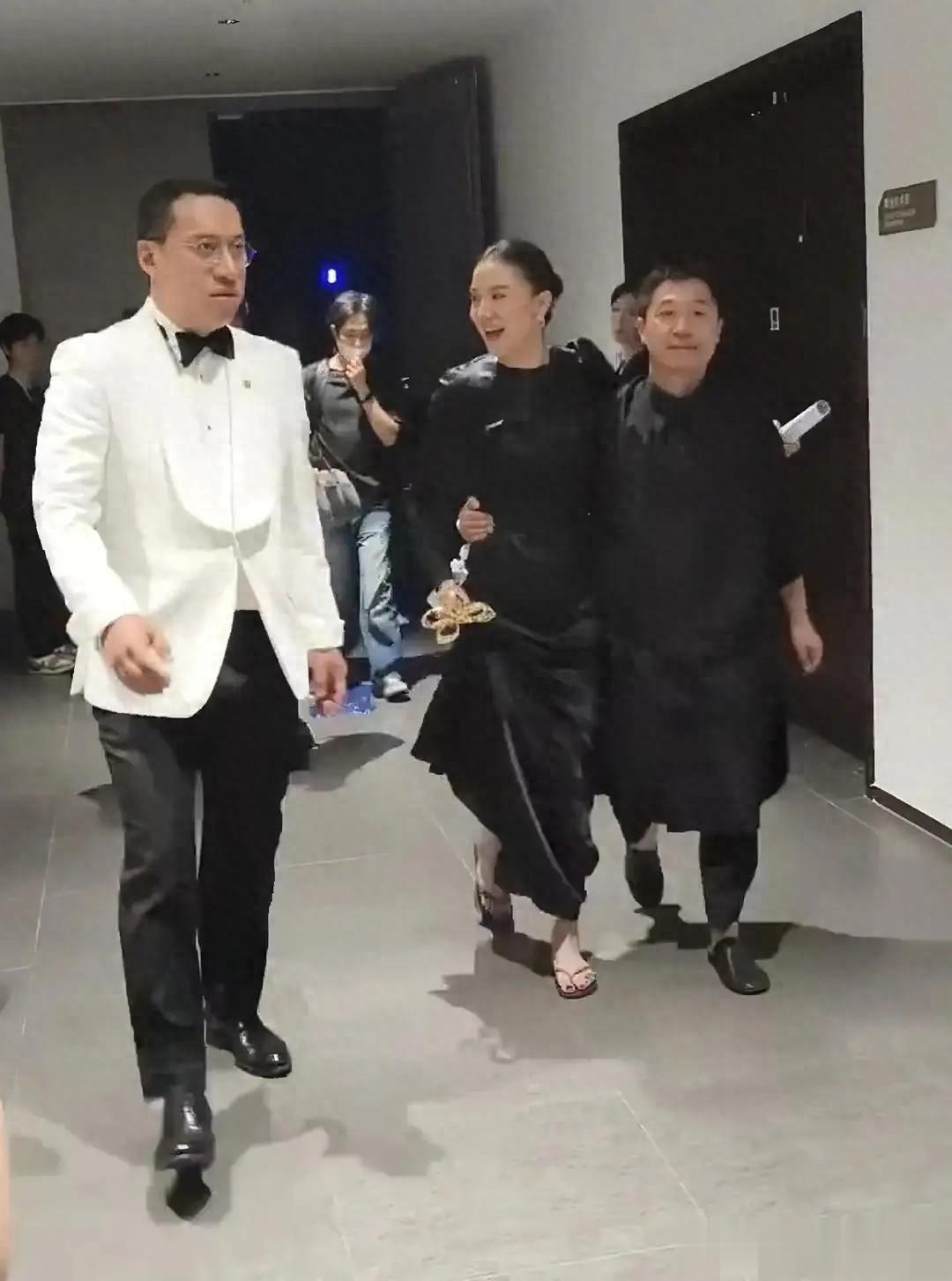 44岁宋佳公然与老头搂腰被拍,亲密像情侣 网友:放开我女神让我来