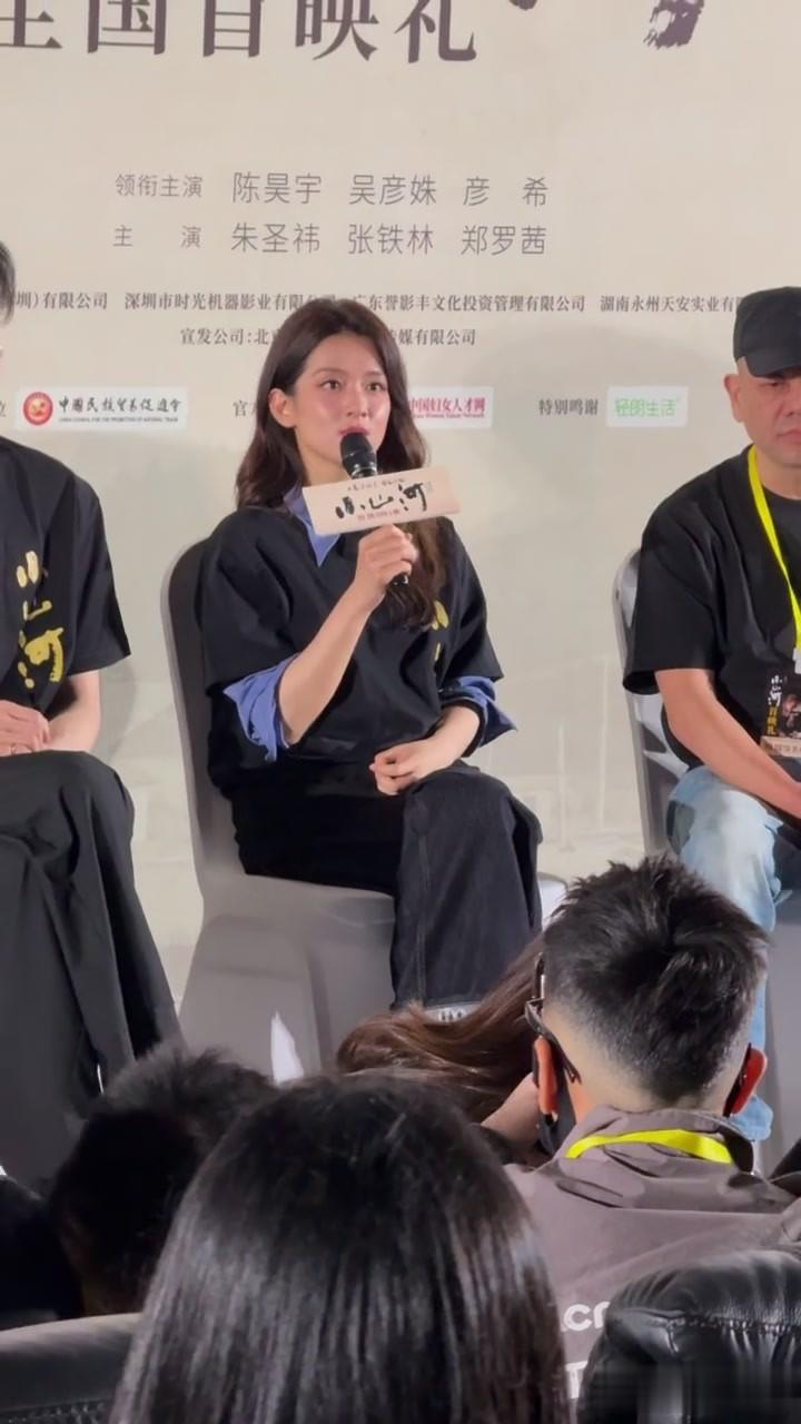 陈昊宇出席电影《小山河》首映礼,超绝冷白皮,骨相出众明艳动人