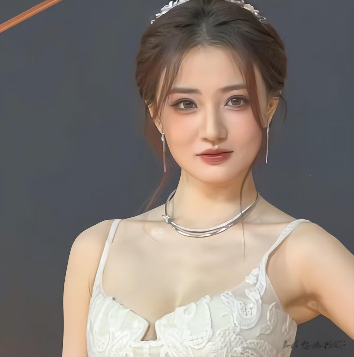 北京这一夜：有人摔倒后，反而更美，有人浓妆净出洋相，真热闹