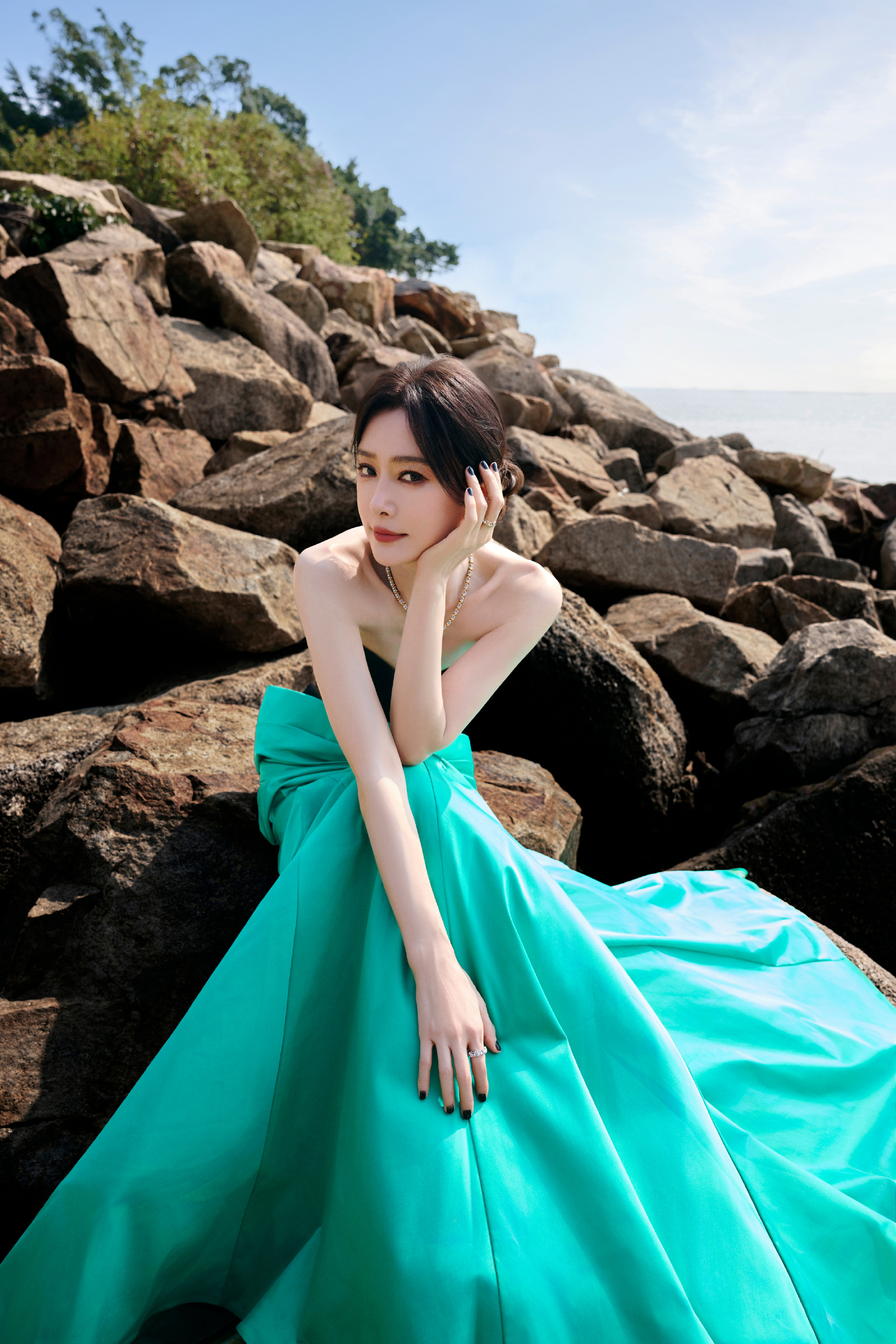 秦岚黑拼蓝抹胸礼裙，身材没谁了