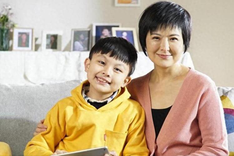 辞去央视工作，嫁大18岁李铁为妻，如今52岁张泉灵已走上另一条路