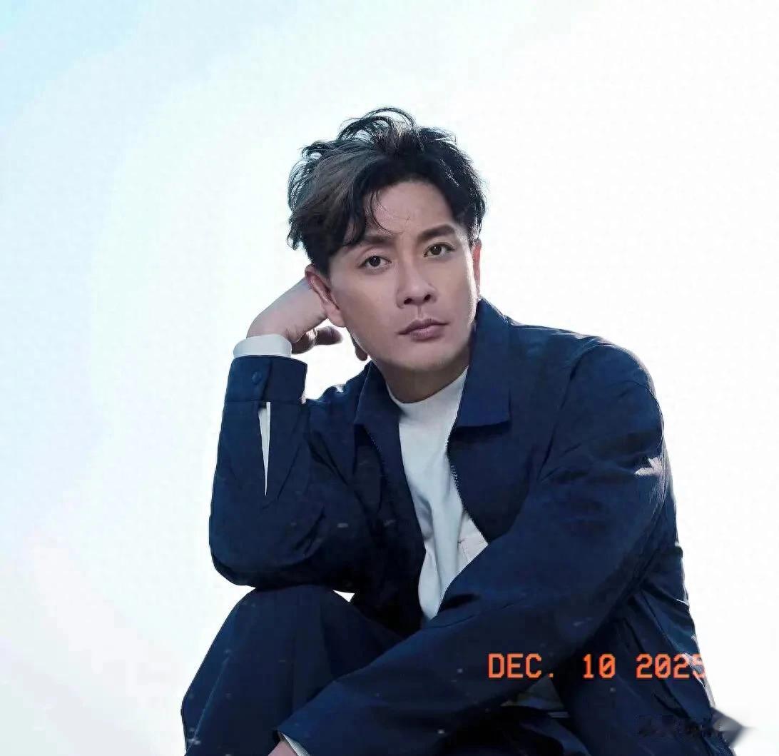 黄宗泽蔡少芬街头拍戏被偶遇，黄宗泽脸颊凹陷，网友 ：瘦脱相了