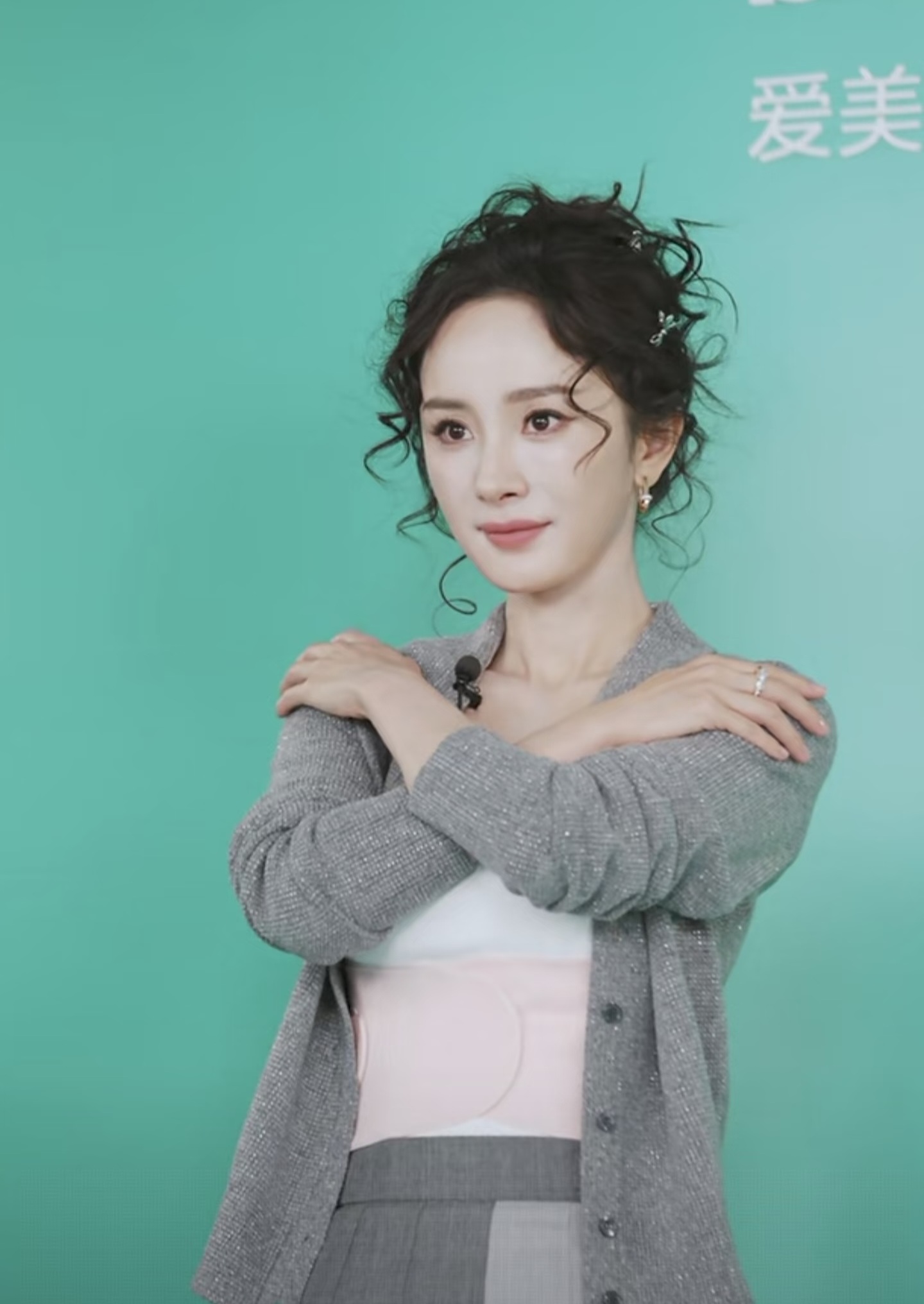 杨幂昨晚直播造型有突破，90年代复古影楼风的泡面卷盘发引发热议