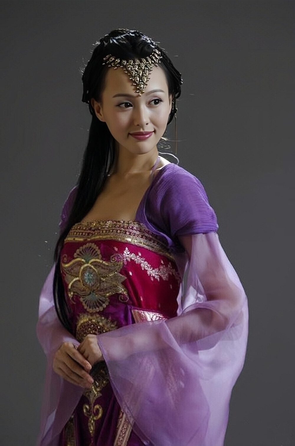 唐嫣出席线下活动，小腿白皙纤细、胯大腰圆，才懂珠圆玉润有多美