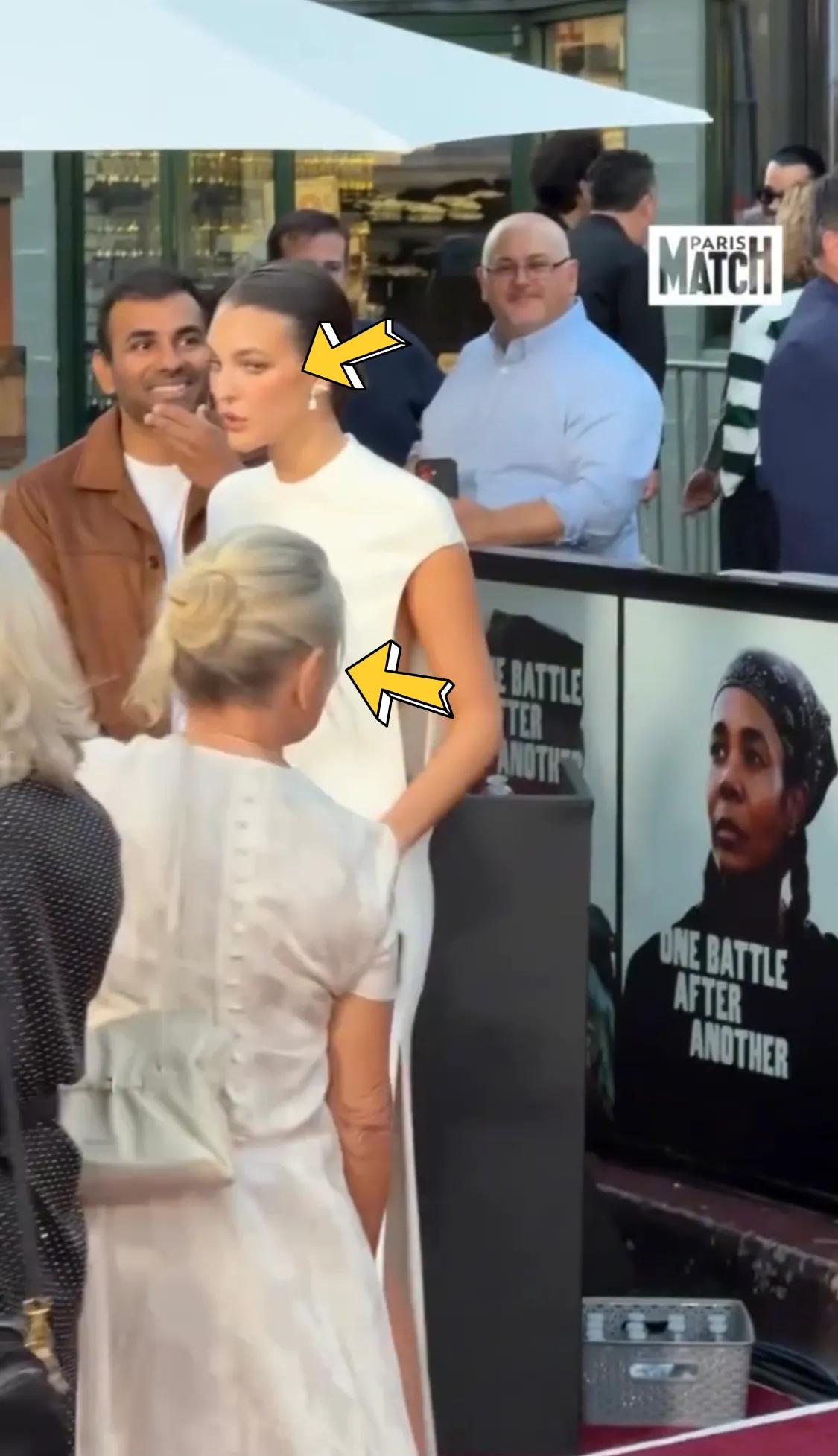 小李子带女友和爸妈来电影首映礼,他瘦回来了,女友斜眼看他妈妈