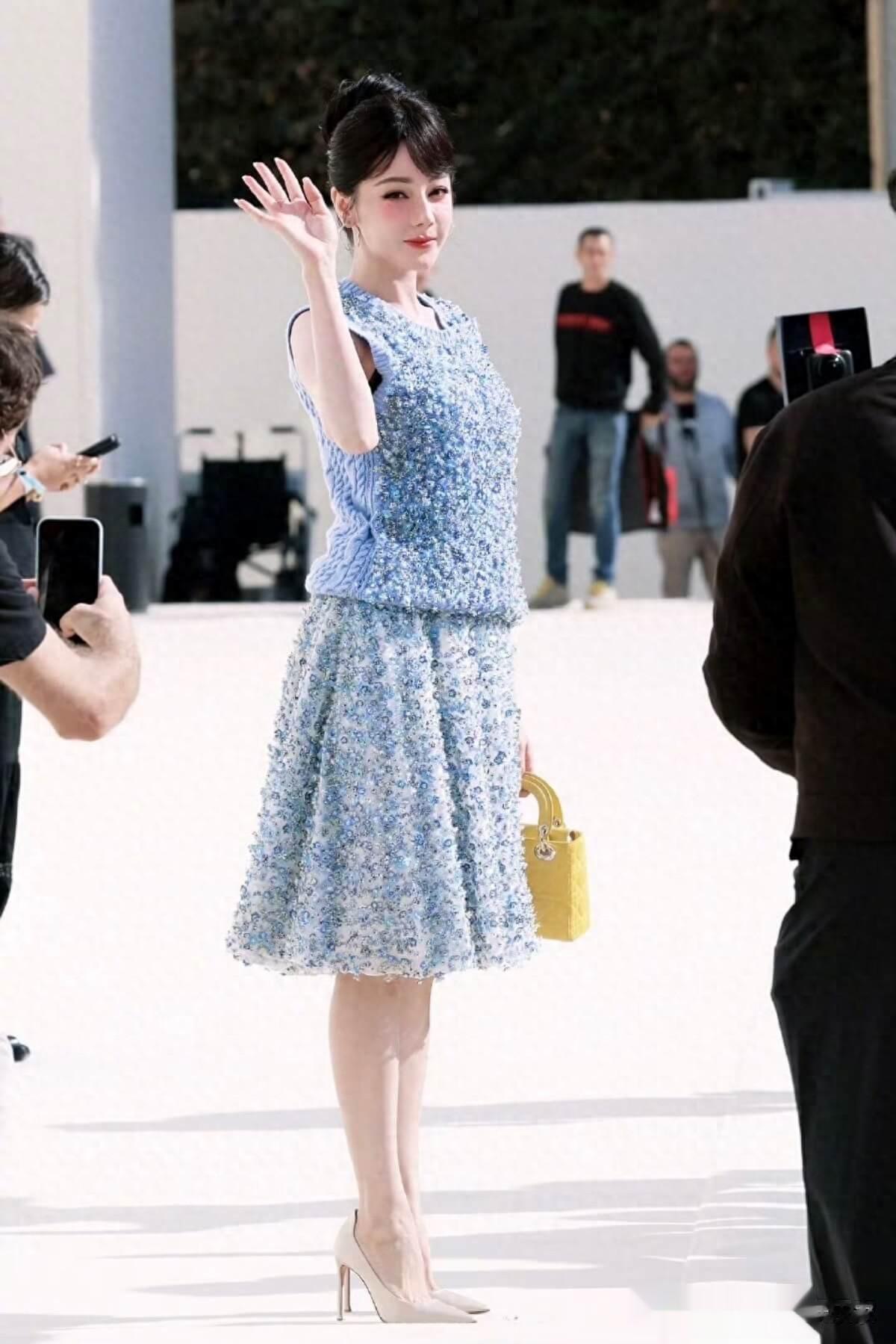 迪丽热巴时装秀出意外!鞋跟无预警断裂,展现神级控场能力