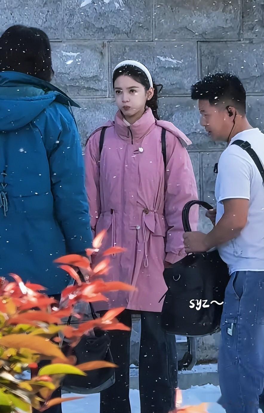 上海纪梵希酒会上：30岁章若楠大浓妆亮相，网红挨个合照险被艳压