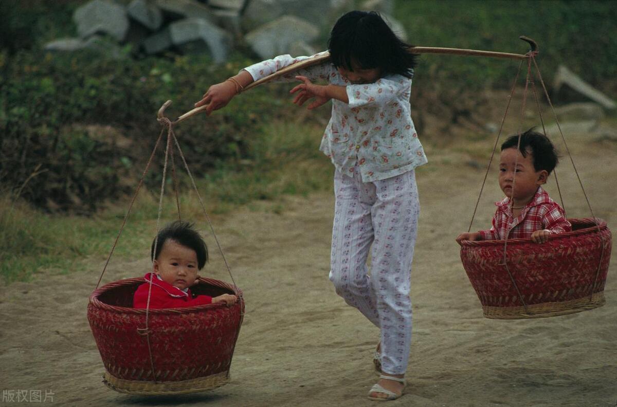 76年看露天电影时,被她偷偷地拉进庄稼地:三天后我要嫁给别人了