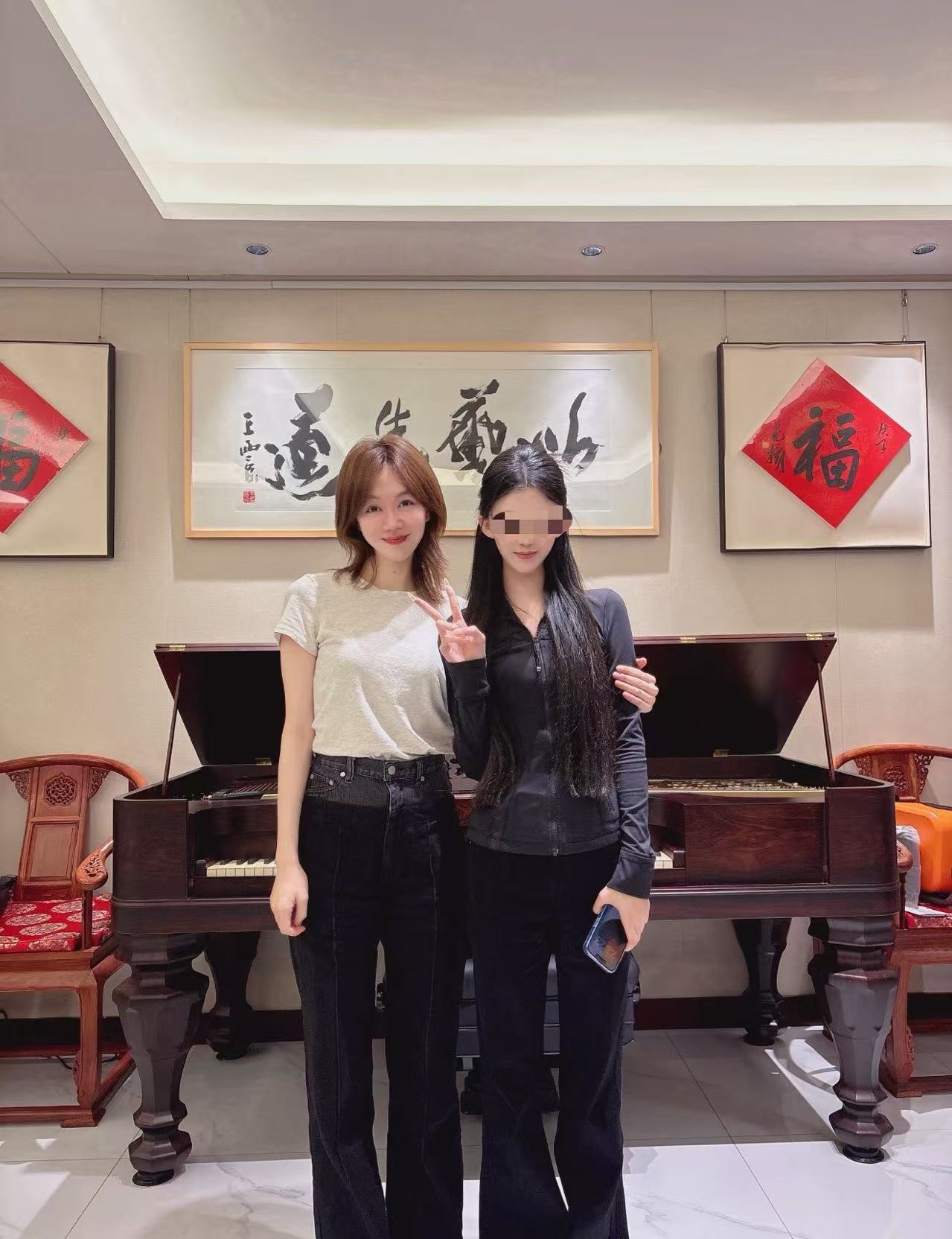 姜妍外甥女晒家宴合照！两人同框都是美女，身后豪宅很大气很高级