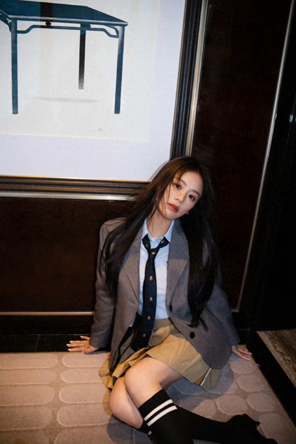 马思纯学院风穿搭写真，小短裙长筒袜清纯迷人