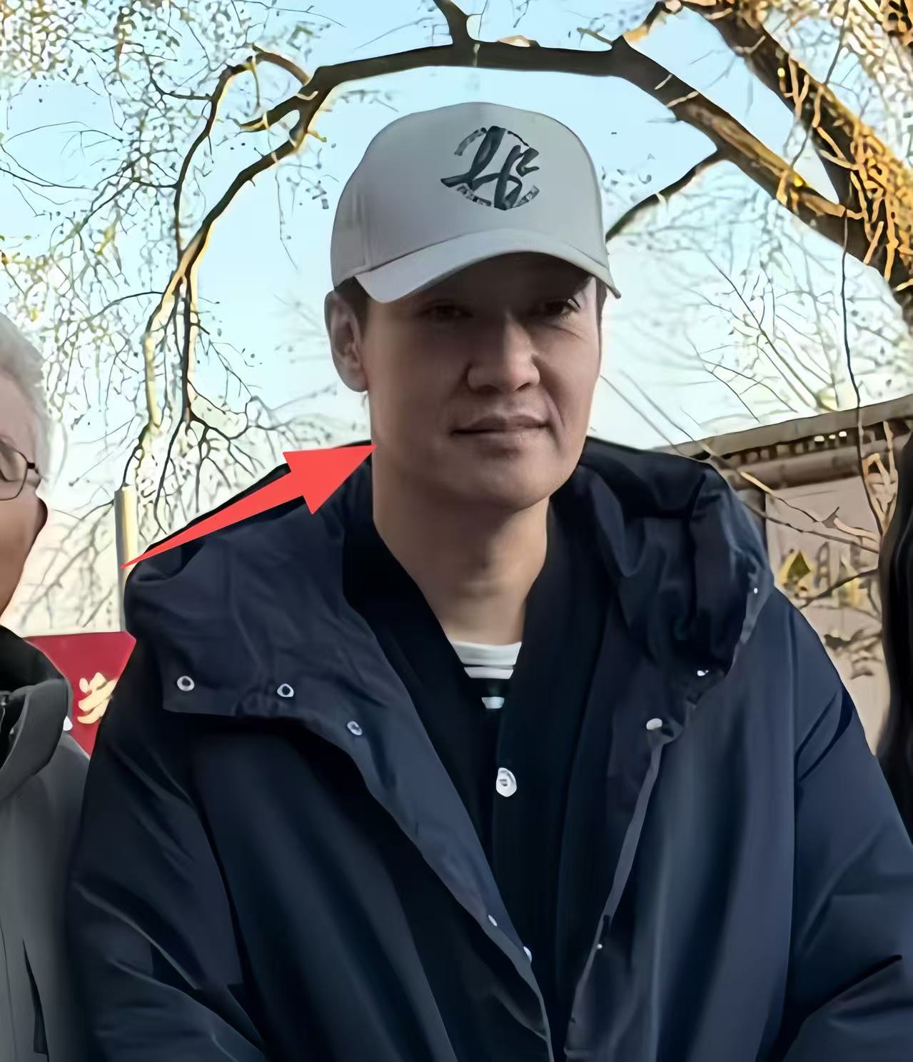 辛柏青现身大孤山还愿！老了瘦了脸依旧憔悴，笑着合影却尽显沧桑