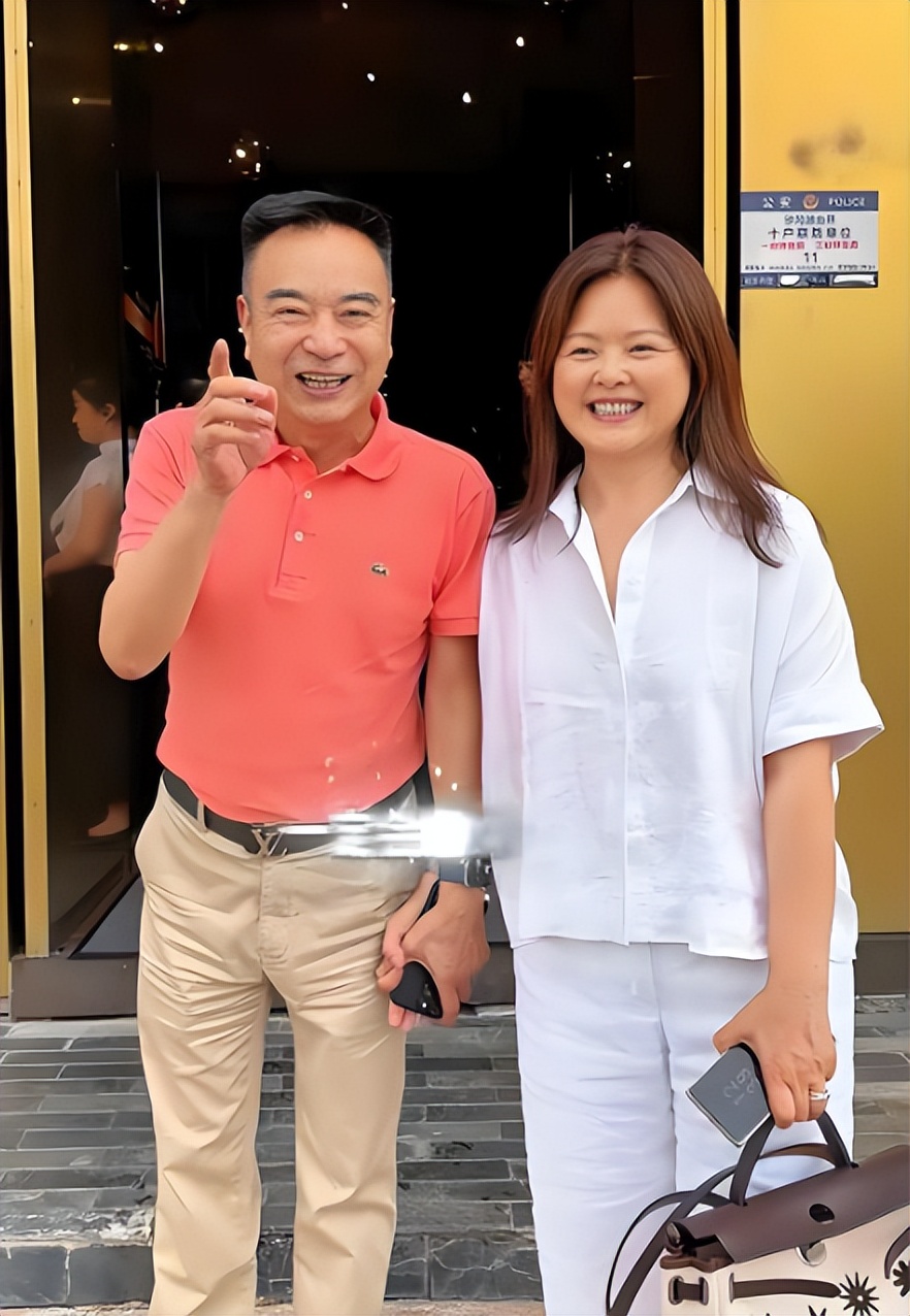 一婚娶湖南美女主持，二婚娶小11岁深圳富婆，67岁一年仍演5部戏
