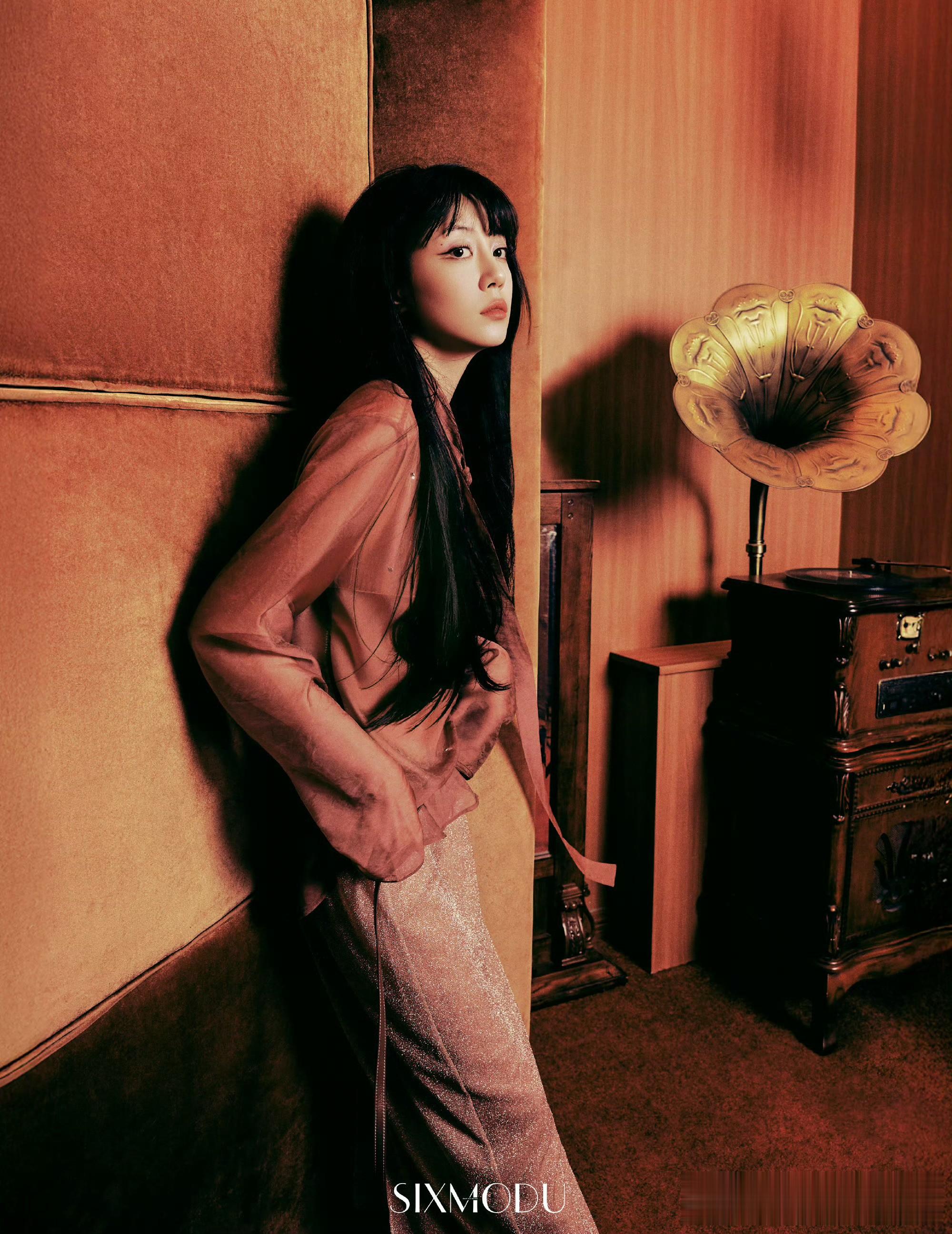 李溪芮登《SIXMODU》复古风大片 多造型演绎“形由己塑”时尚态度