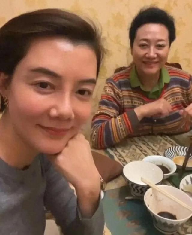 车晓43岁生日,在家请朋友吃麻酱拌面和剩菜,没洗手抓菜被吐槽