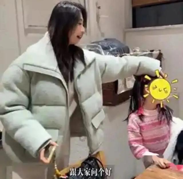 54岁孙红雷一家子吃火锅，40岁娇妻身材高挑不输模特，女儿大长腿