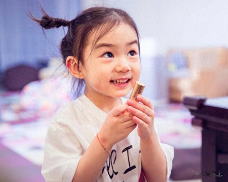 新加坡偶遇戚薇一家，10岁lucky正脸被曝光，长发及腰五官巨美