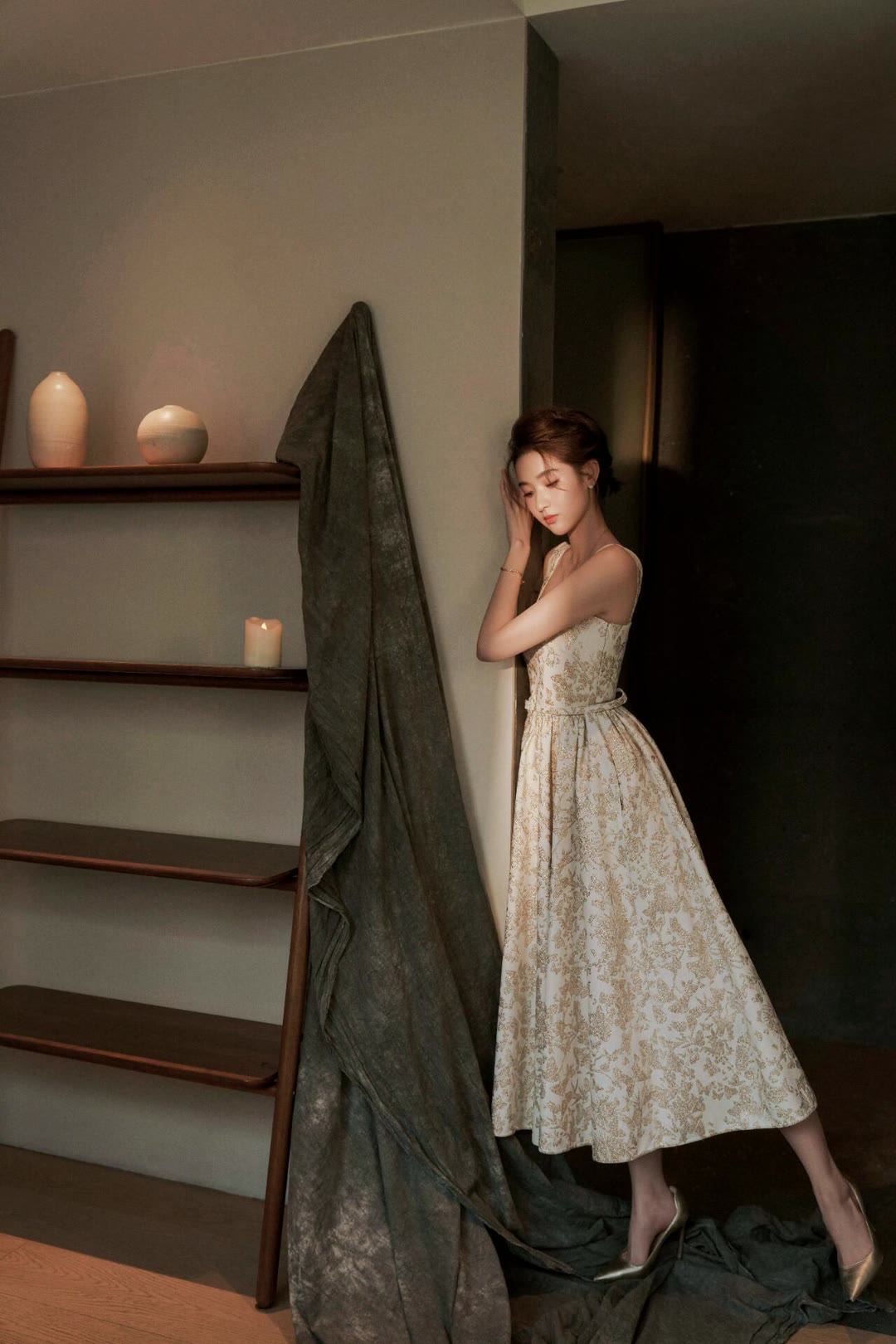 王玉雯花海写真释出,粉裙造型宛如林间精灵