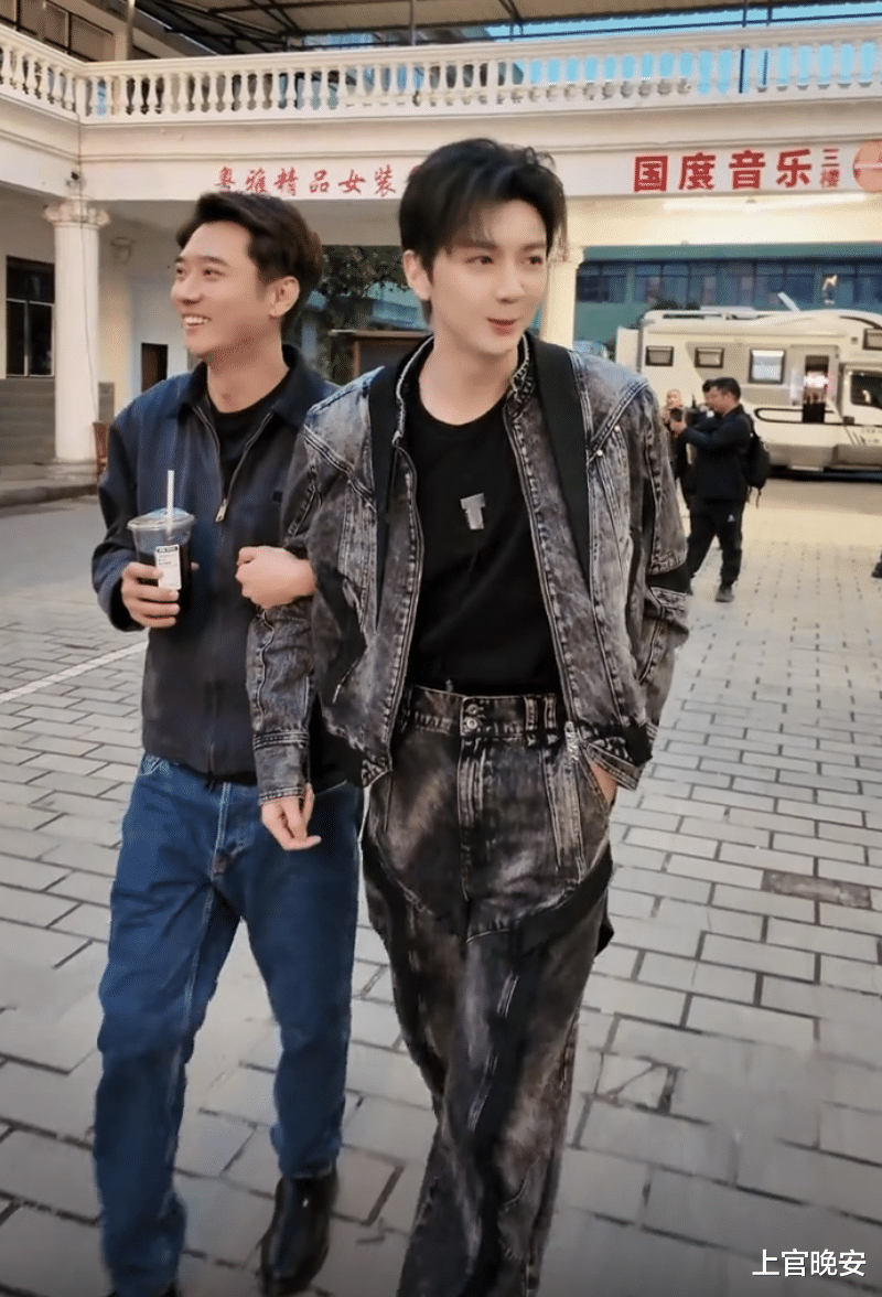 张丹峰44岁生日，张镐濂探班为其庆生父子俩乐开怀，未见洪欣身影